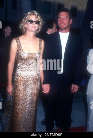 Beverly Hills, Kalifornien, USA 8. Juli 1996 Schauspielerin Meg Ryan und Schauspielerin Dennis Quaid nehmen am 8. Juli 1996 in Beverly Hills, Kalifornien, an der Premiere „Courage under Fire“ der 20. Century Studios im Samuel Goldwyn Theater der Academy of Motion Picture Arts and Sciences Teil. Foto: Barry King/Alamy Stock Photo Stockfoto