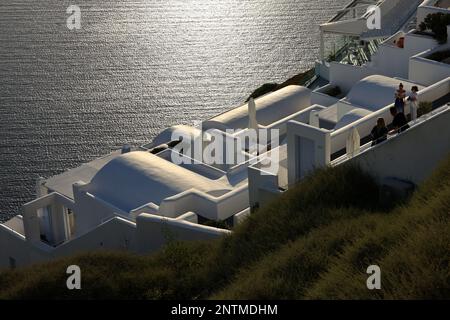 Weiß getünchte Häuser mit Terrassen und Pools und einer schönen Aussicht in Imerovigli auf der Insel Santorini, Griechenland Stockfoto