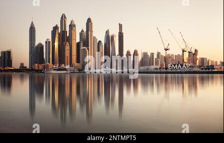 Dubai, 13. Januar 2023: Dubai Marina mit Skyline - Luxus und berühmter Jumeirah Beach Front bei Sonnenaufgang, Vereinigte Arabische Emirate Stockfoto