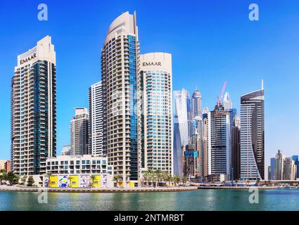 Dubai, VAE, Januar 11 2023: Luxuriöser Dubai Marina Kanal und Promenade an einem wunderschönen Sommertag, Dubai, Vereinigte Arabische Emirate Stockfoto