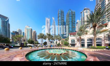 Dubai, VAE, Januar 11 2023: Brunnen im Dubai Marina Kanal und Promenade an einem wunderschönen Sommertag, Dubai, Vereinigte Arabische Emirate Stockfoto