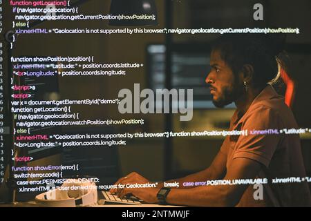 Ein seriöser Programmierer, der mit Sicherheitscodes am Computer arbeitet, sitzt an seinem Arbeitsplatz und arbeitet bis spät in die Nacht Stockfoto