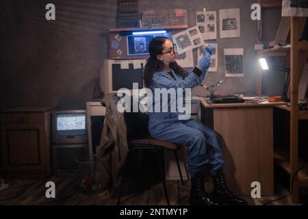 Zerlegen des Laptops. Techniker sehen sich den kaputten Speicher-RAM des Notebook-Mainboards an. Elektronische Reparaturwerkstatt, Technologieentwicklungskonzept Stockfoto