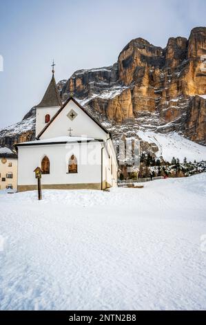 Alta Badia im Winter. Das Dorf La Val, umgeben von den Dolomiten. Stockfoto