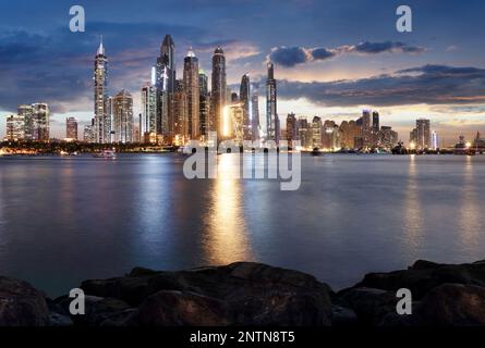Panoramablick auf Dubai Marina bei Nacht mit Wolkenkratzern, Skyline, VAE Stockfoto