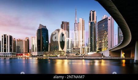 Panoramablick auf Dubai Creek und die Skyline der Nacht, Vereinigte Arabische Emirate, ultramoderne Skyline von Dubai bei Nacht Stockfoto