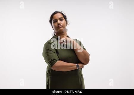 Porträt einer Indianerin, stehende Pose mit verschiedenen Gesten, mit weißem Hintergrund, isoliert. Stockfoto