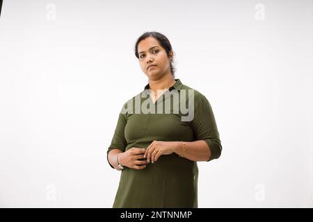 Porträt einer Indianerin, stehende Pose mit verschiedenen Gesten, mit weißem Hintergrund, isoliert. Stockfoto