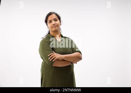 Porträt einer Indianerin, stehende Pose mit verschiedenen Gesten, mit weißem Hintergrund, isoliert. Stockfoto