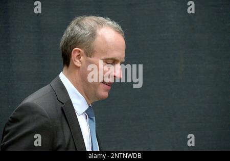 Dominic Raab MP (Stellvertretender Premierminister, Staatssekretär für Justiz und Lordkanzler) trifft in der Downing Street ein, um einen Notkabinett Meeti zu besuchen Stockfoto