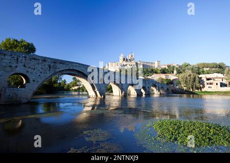 Frankreich, Beziers, die alte Steinbrücke (Pont Vieux) über den Fluss Orb und die St. Nazaire Kathedrale. Stockfoto