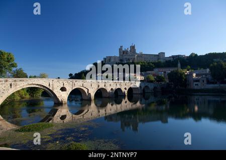 Frankreich, Beziers, die alte Steinbrücke (Pont Vieux) über den Fluss Orb und die St. Nazaire Kathedrale. Stockfoto