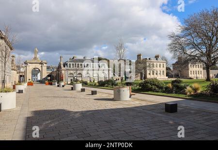 Royal William Yard in Stonehouse Plymouth. Mit Blick auf den Torbogen mit dem Grün auf der rechten Seite. Stockfoto