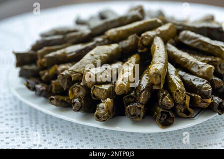 Traditionell köstliche türkische Speisen, gefüllte Blätter, traditionelles türkisches Gericht aus Reis, in Traubenblätter verpackt. Hochwertiges Foto Stockfoto