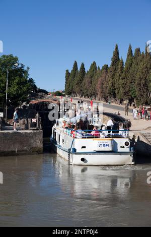 Frankreich, Beziers, Grachtenkähne durch die berühmten neuf elysées (acht Schleusen und neun Tore) de Fonseranes entlang des Canal du Midi. Stockfoto