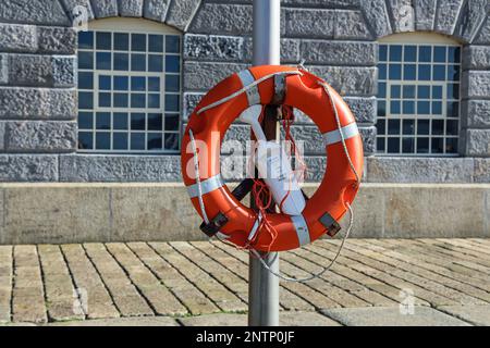 Für den Notfall. Eine Rettungswaffe neben dem Hamoaze am Royal William Yard in Plymouth Stockfoto