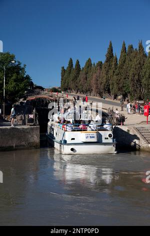 Frankreich, Beziers, Grachtenkähne durch die berühmten neuf elysées (acht Schleusen und neun Tore) de Fonseranes entlang des Canal du Midi. Stockfoto