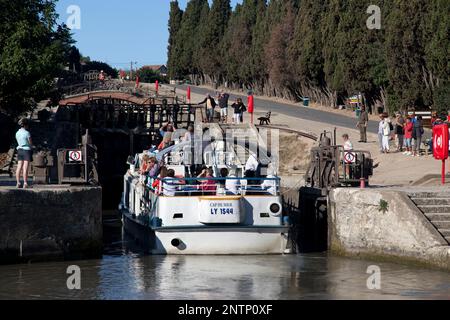 Frankreich, Beziers, Grachtenkähne durch die berühmten neuf elysées (acht Schleusen und neun Tore) de Fonseranes entlang des Canal du Midi. Stockfoto