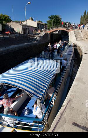 Frankreich, Beziers, Grachtenkähne durch die berühmten neuf elysées (acht Schleusen und neun Tore) de Fonseranes entlang des Canal du Midi. Stockfoto