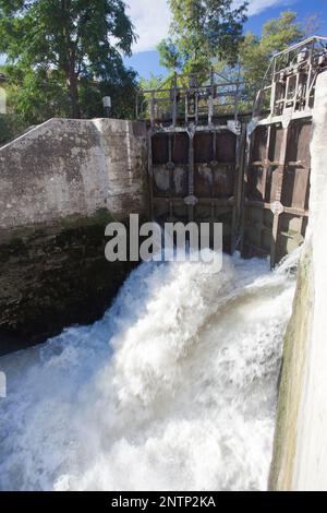 Frankreich, Beziers, Grachtenkähne durch die berühmten neuf elysées (acht Schleusen und neun Tore) de Fonseranes entlang des Canal du Midi. Stockfoto