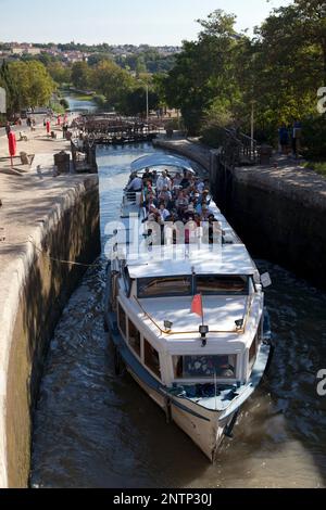 Frankreich, Beziers, Grachtenkähne durch die berühmten neuf elysées (acht Schleusen und neun Tore) de Fonseranes entlang des Canal du Midi. Stockfoto