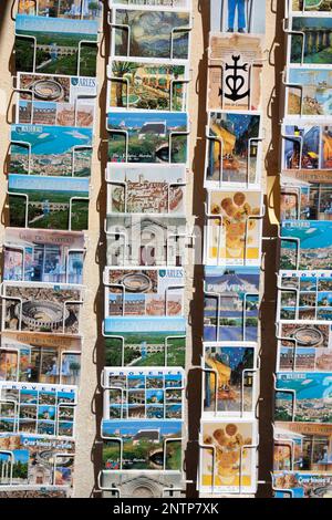 Frankreich, Arles, Postkarten im Touristenladen in dieser historischen Stadt mit einem der am besten erhaltenen römischen Amphitheater. Stockfoto