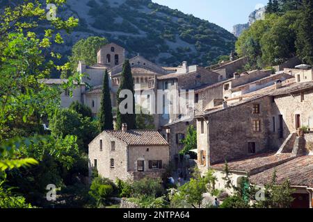 Frankreich, Languedoc, St. Guilhem le Desert, alte Häuser im Bergdorf St. Guilhem le Desert. Stockfoto