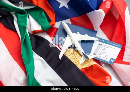 Nationale VAE, US-Flaggen, Spielzeugflugzeug und Pässe Stockfoto
