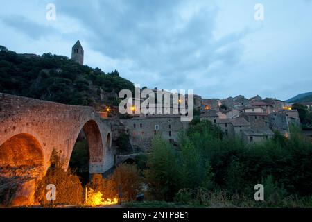 Frankreich, Languedoc-Roussilon, Olargues, Brücke Pont du Diable im hübschen Bergdorf Olargues in den Schwarzen Bergen. Stockfoto