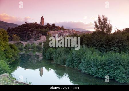 Frankreich, Languedoc-Roussilon, Olargues, Brücke Pont du Diable und das hübsche Bergdorf Olargues in den Schwarzen Bergen. Stockfoto