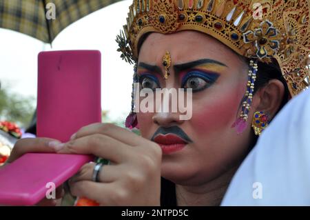 Bali, Indonesien - 20. März 2015 : Eine balinesische Tänzerin macht die Bühne in Bali, Indonesien, wieder wett Stockfoto