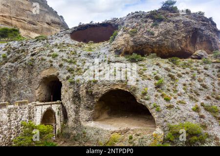 Höhle mit Eingangsbrücke zum El Caminito del Rey in El Chorro Spanien Stockfoto