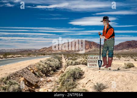 Pionierfigur, Schild voller Einschusslöcher, an der Straße zur Geisterstadt Calico, nahe Barstow, Mojave Desert, Kalifornien, USA Stockfoto