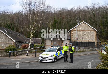 Brighton UK 28. Februar 2023 - Polizei in der Nähe des vermissten Paares Constance Marten und ihres Partners Mark Gordon in Stanmer Villas Brighton letzte Nacht . Es gibt jetzt eine große Suchaktion, um ihr Baby zu finden, das nicht bei ihnen war, als es gefunden wurde: Credit Simon Dack / Alamy Live News Stockfoto