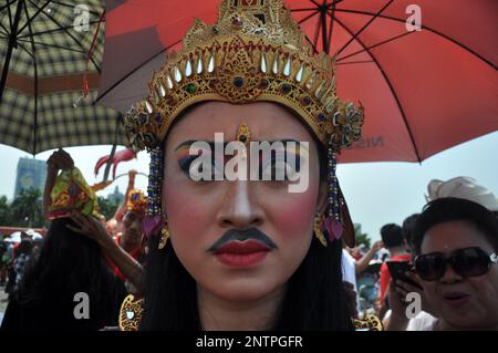 Bali, Indonesien - 20. März 2015 : Eine balinesische Tänzerin macht die Bühne in Bali, Indonesien, wieder wett Stockfoto