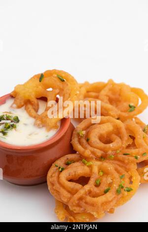 Indianer Kesari Jalebi Auch Jilapi, Jilebi, Jilipi, Zulbia, Jerry, Zalebi, Mushabak Gekrönt Mit Cremigem Lachhedar Malai Rabri, Auch Khurchan Genannt Stockfoto