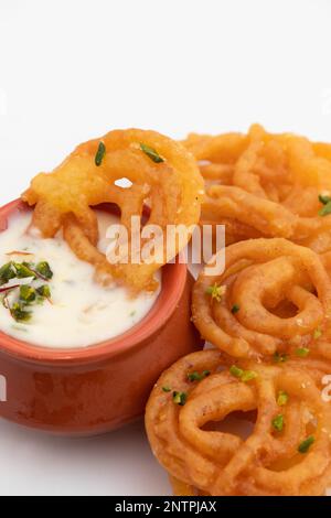 Indianer Kesari Jalebi Auch Jilapi, Jilebi, Jilipi, Zulbia, Jerry, Zalebi, Mushabak Gekrönt Mit Cremigem Lachhedar Malai Rabri, Auch Khurchan Genannt Stockfoto