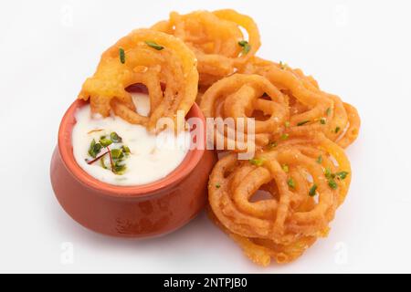 Indianer Kesari Jalebi Auch Jilapi, Jilebi, Jilipi, Zulbia, Jerry, Zalebi, Mushabak Gekrönt Mit Cremigem Lachhedar Malai Rabri, Auch Khurchan Genannt Stockfoto