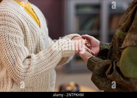 Nahaufnahme der militärmutter, die Hand mit der Tochter hält, Kopierraum Stockfoto
