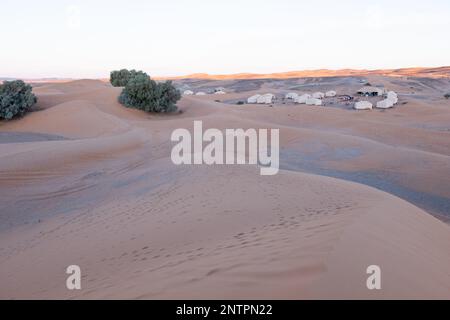 Zeltlager inmitten der sahara-Wüste mit den berühmten Sanddünen Stockfoto