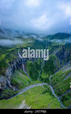 Luftaufnahme mehrerer großer Wasserfälle, die eine steile Klippe hinunterstürzen Stockfoto