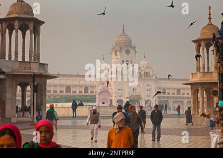 Eingangstor zum Goldenen Tempel-Komplex, Amritsar, Punjab, Indien Stockfoto