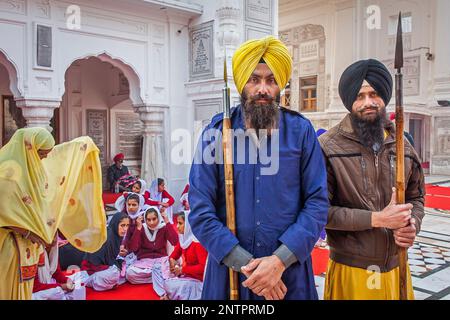 Wachen, Goldener Tempel, Amritsar, Punjab, Indien Stockfoto