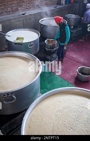 Freiwillige für die Pilger, die den goldenen Tempel, sie kostenloses Essen für 60.000-80.000 Pilger dienen, besuchen jeden Tag kochen Goldener Tempel, Amritsar, P Stockfoto