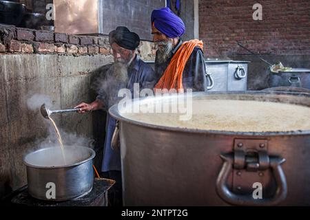 Chai zu machen. Freiwillige für die Pilger, die den goldenen Tempel besuchen Sie kochen, jeden Tag dienen sie kostenlose Nahrungsmittel für 60.000-80.000 Pilger, goldene templ Stockfoto