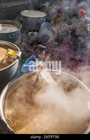 Maiking Chai. Freiwillige für die Pilger, die den goldenen Tempel besuchen Sie kochen, jeden Tag dienen sie kostenlose Nahrungsmittel für 60.000-80.000 Pilger, goldene temp Stockfoto