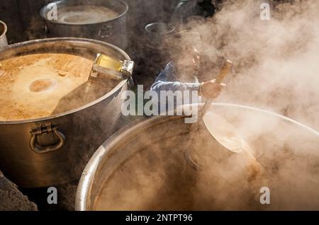 Maiking Chai. Ehrenamtliche kochen für die Pilger, die den goldenen Tempel besuchen, dienen jeden Tag kostenlose Nahrungsmittel für 60.000-80.000 Pilger, goldene templ Stockfoto