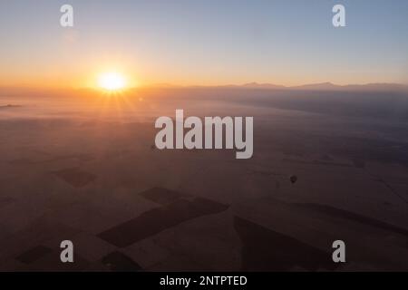 Spektakulärer Sonnenaufgang aus einem Heißluftballon über der marokkanischen Wüste bei marrakesch Stockfoto