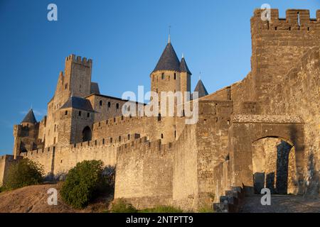Frankreich, Languedoc-Roussillon, Carcassonne, die befestigte mittelalterliche Stadt (Stadtmauer). Stockfoto
