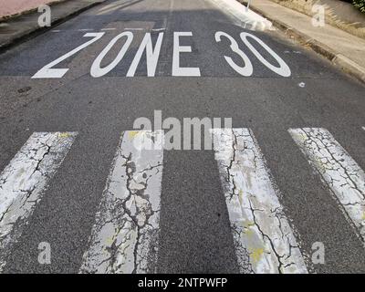 Zone 30, Geschwindigkeitsbegrenzung, Bron, Frankreich Stockfoto